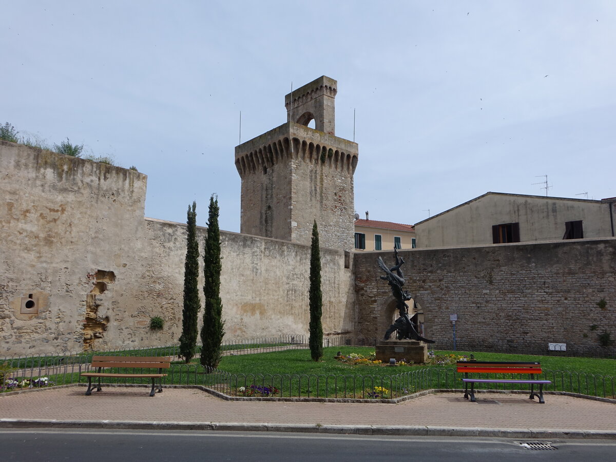 Piombino, Torrione an der Piazza Licurgo Cappeletti, erbaut 1212 (22.05.2022)