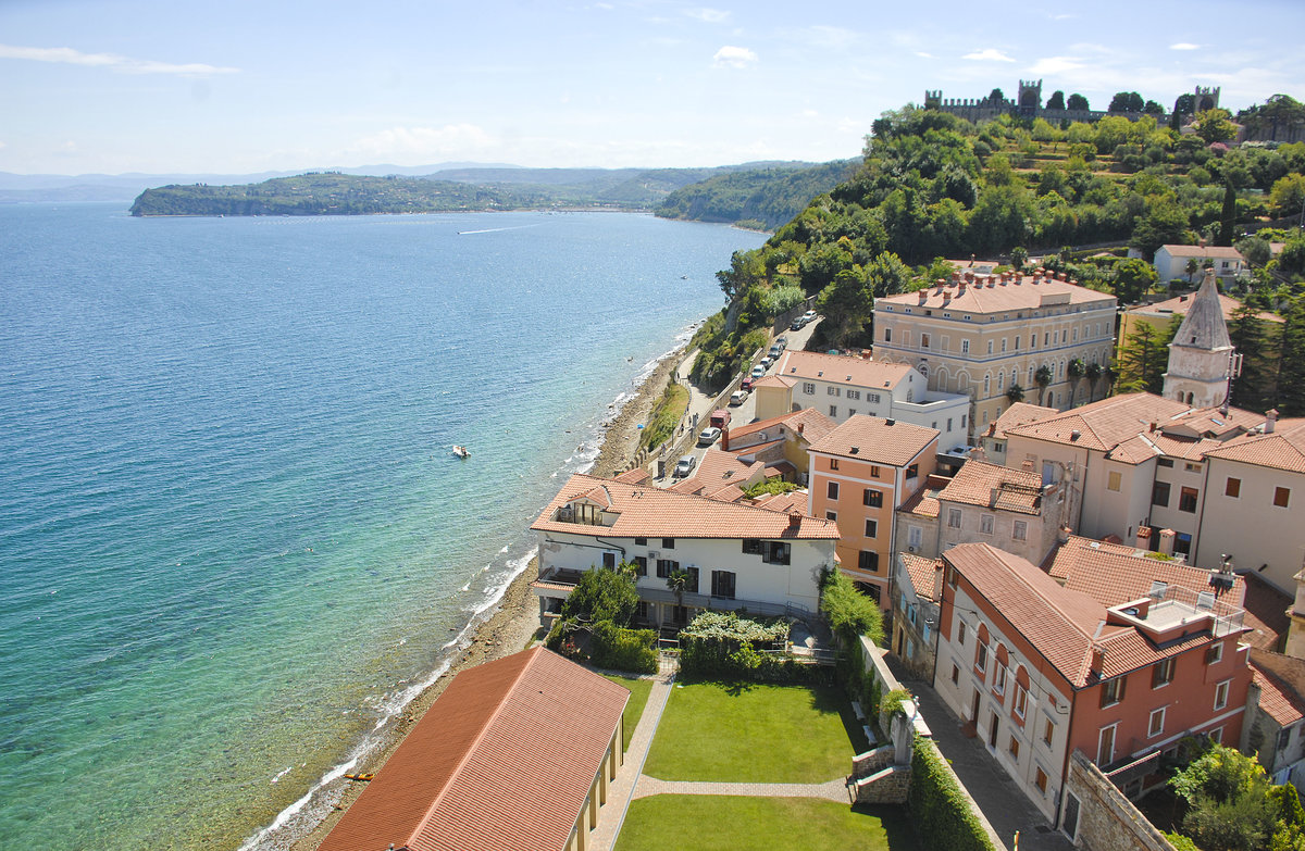 Piran und das Adriatische Meer vom Turm der Kathedrale St. Georg aus gesehen. Aufnahme: 26. Juli 2016.