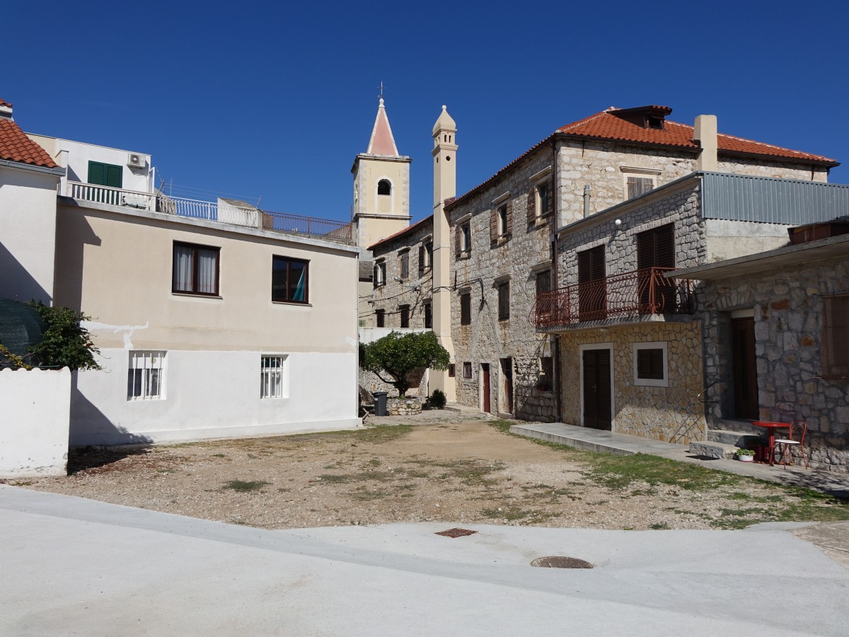 Pirovac, Platz in der Altstadt mit Kirche Gospe od Karmelo (23.09.2015)