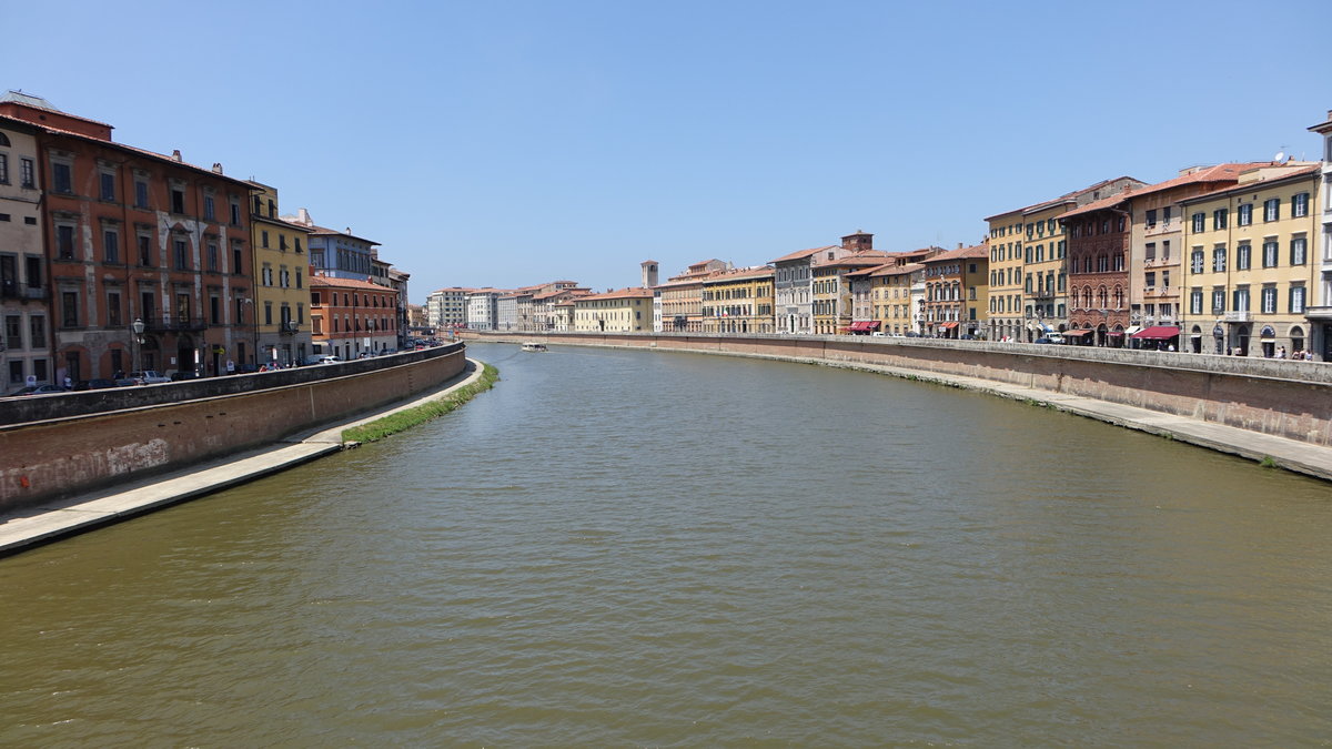 Pisa, Huser entlang der Straen Lungarno Antonio Pacinotti und Lungarno Gambacorti am Arno Fluss (18.06.2019)