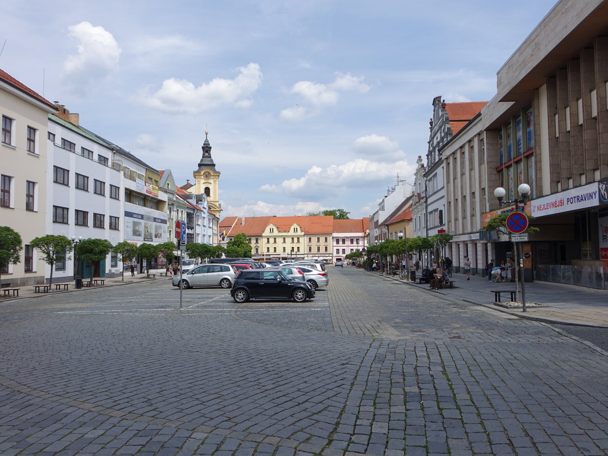 Pisek, Historische und moderne Gebude am Hauptplatz Velke Namesti (25.05.2019)