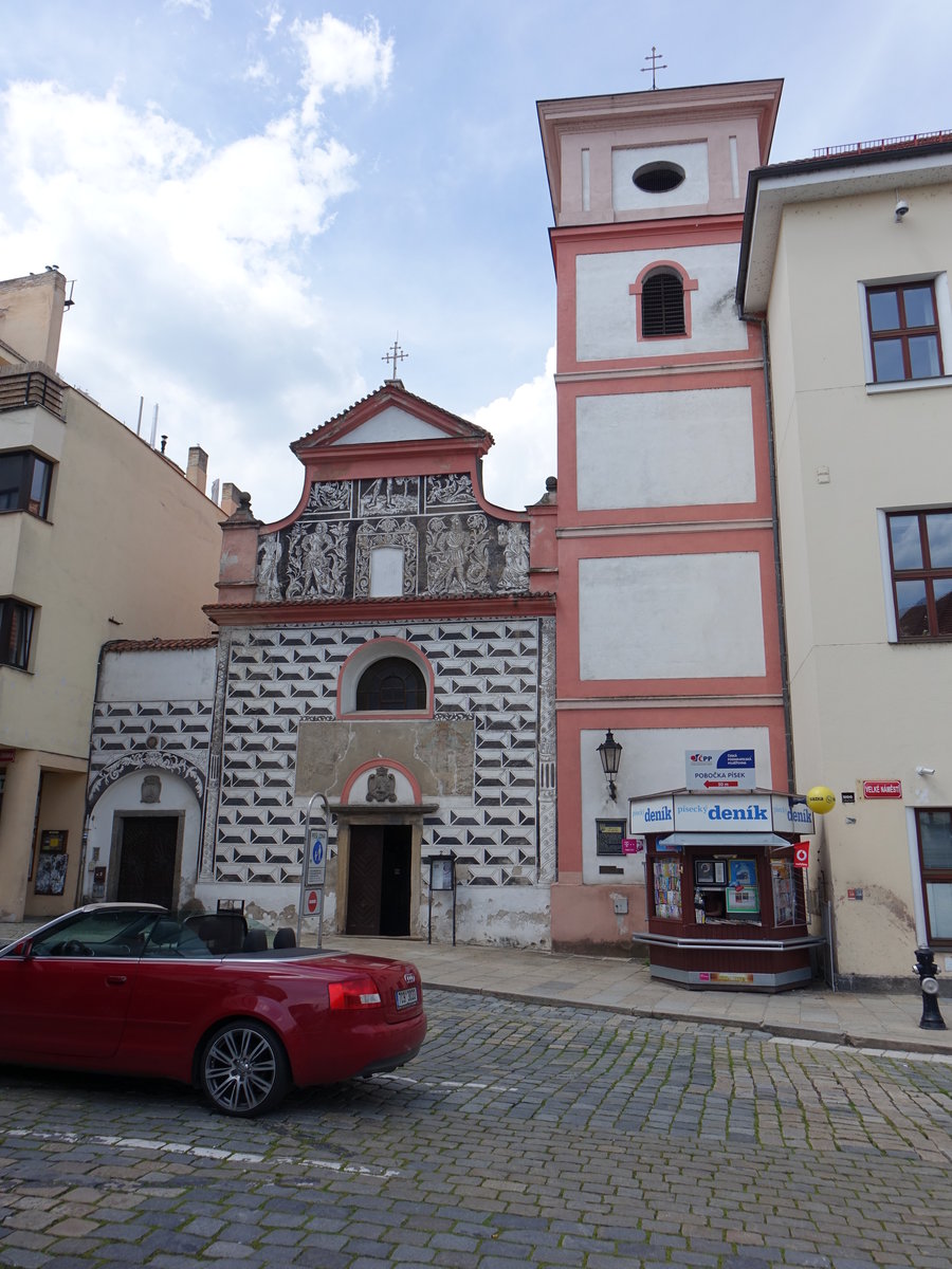 Pisek, Klosterkirche der Erhebung des Heiligen Kreuzes in der sdwestlichen Ecke des Velke Namesti, erbaut im 13. Jahrhundert (25.05.2019)