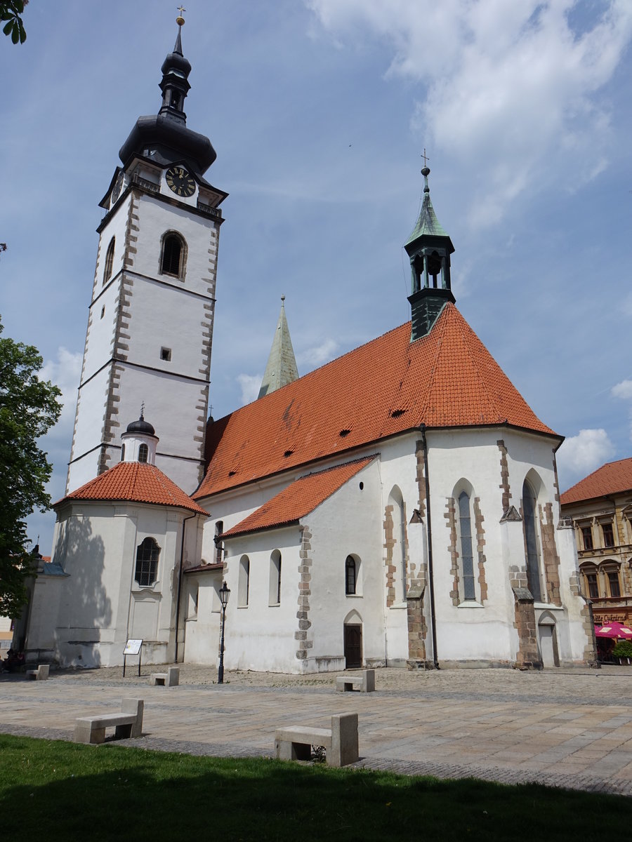 Pisek, Pfarrkirche Maria Geburt, dreischiffige Basilika, erbaut im 13. Jahrhundert (25.05.2019)