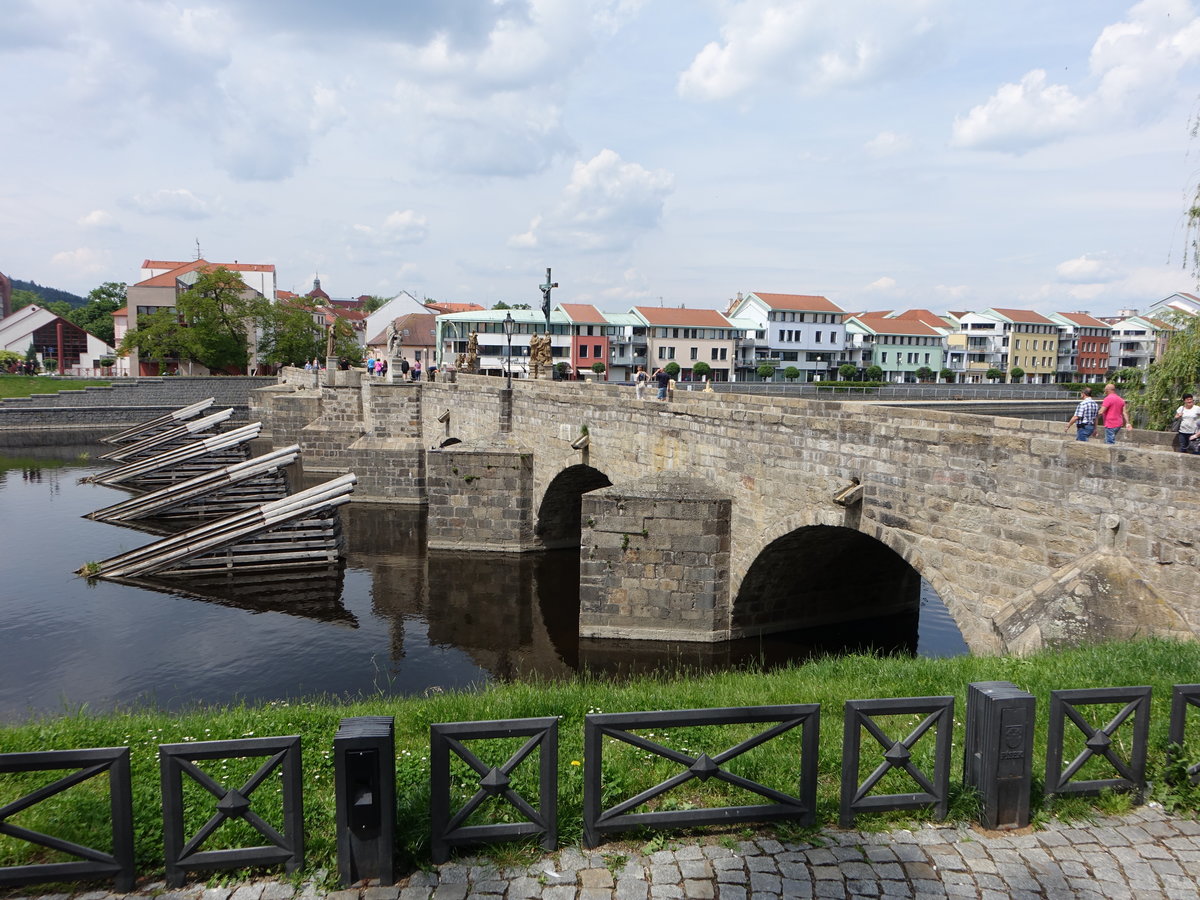 Pisek,  Steinerne Brcke ber des Fluss Otava, lteste erhaltene Brcke in Tschechien, erbaut 1348 (25.05.2019)