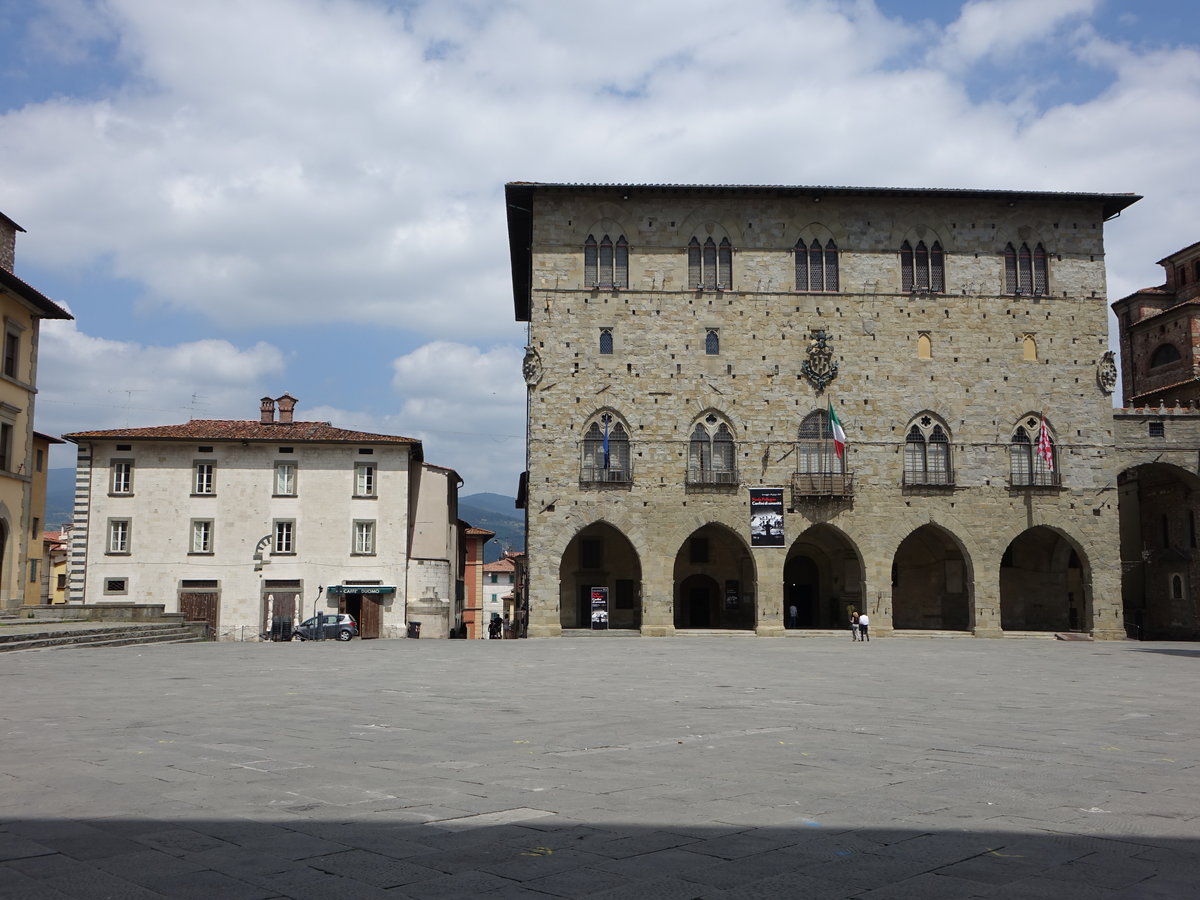 Pistoia, Palazzo di Giano mit Museo Civico an der Piazza Duomo (16.06.2019)