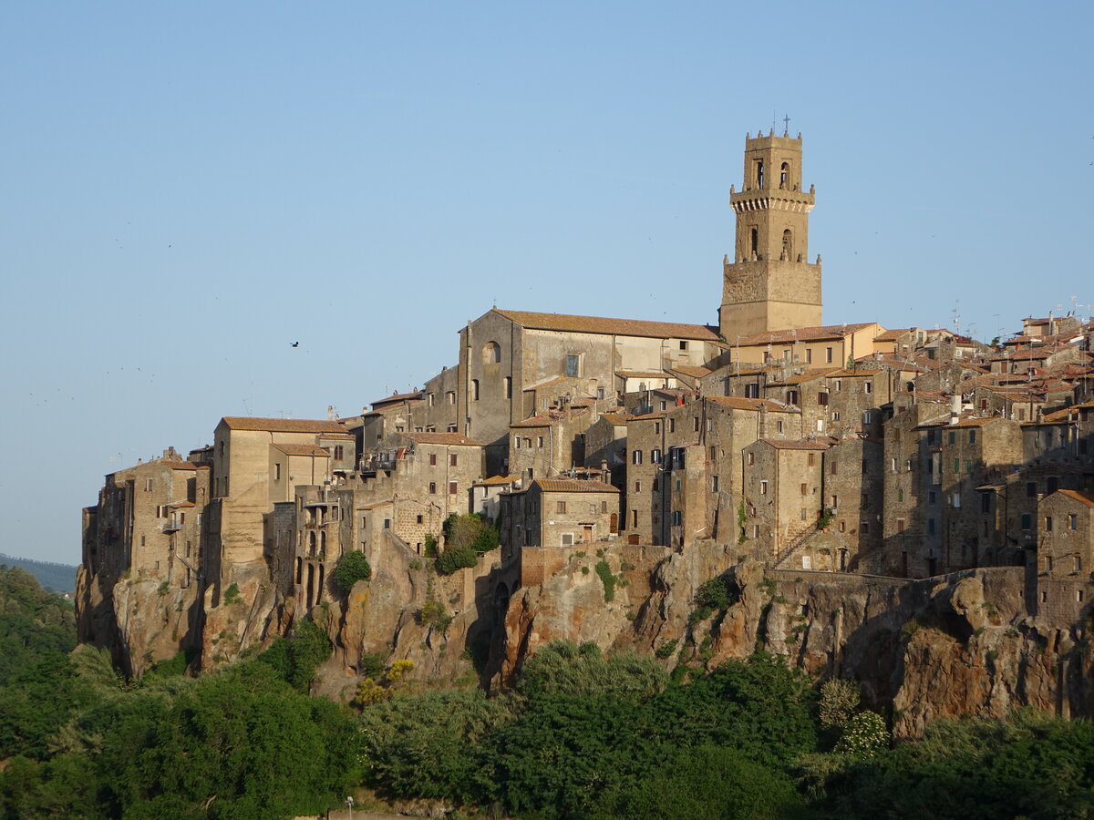 Pitigliano, Ausblick auf die Altstadt mit Kathedrale St. Pietro e Paolo (22.05.2022)