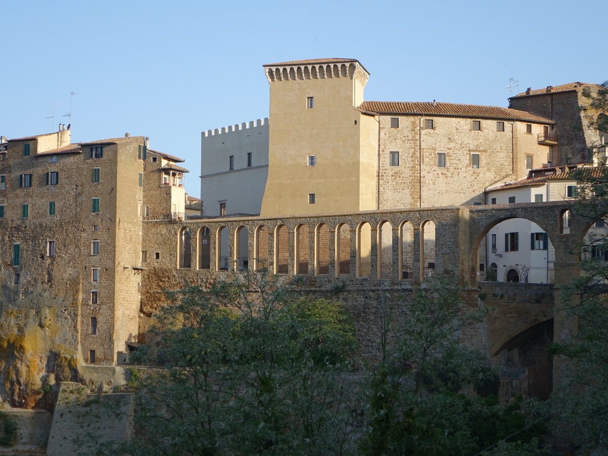 Pitigliano, Palazzo Orsini und Aqudukt, erbaut im 14. Jahrhundert (22.05.2022)