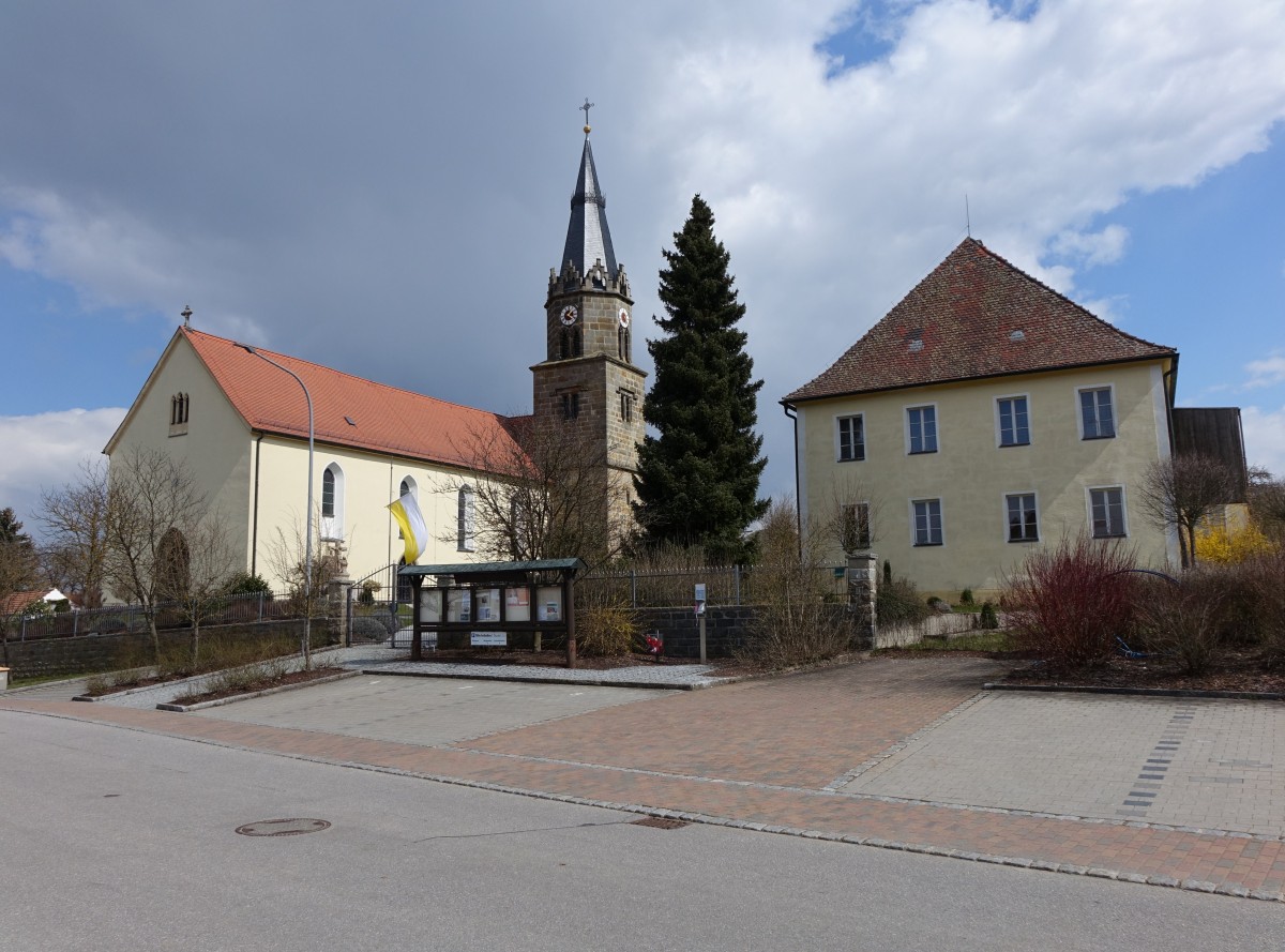 Pittersberg, Pfarrkirche St. Nikolaus und Pfarrhof, Saalkirche im Kern romanisch, erbaut ab 1230, Turm aus Sandsteinquadern mit polygonalem Aufsatz (06.04.2015)