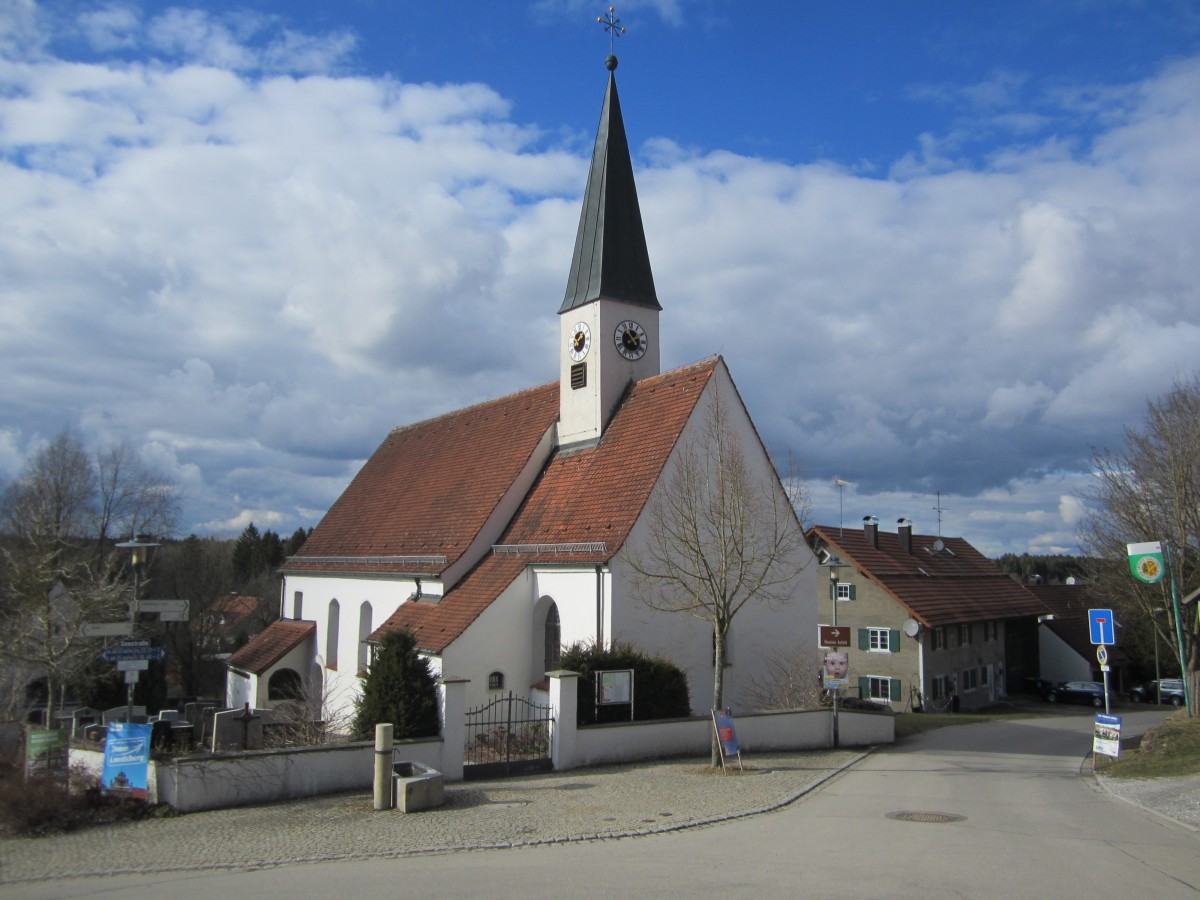 Pitzling, St. Johannes der Tufer Kirche, sptromanischer Tuffquaderbau mit Rechteckchor und Steilsatteldach, erbaut im 13. Jahrhundert (22.02.2014)