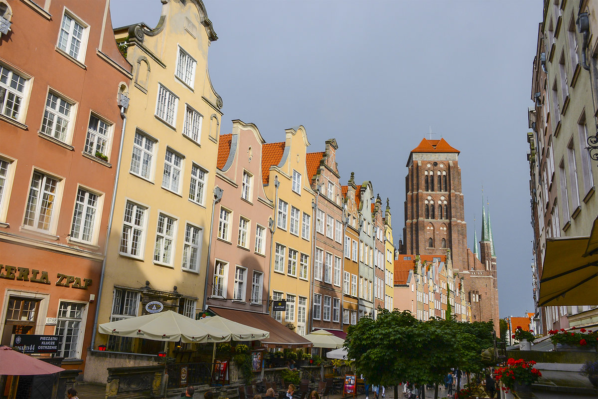 Piwna (deutsch: Jopengasse) und die Bazylika konkatedralna Wniebowzięcia Najświętszej Maryi Panny (Deutsch: Marienkirche) in Gdańsk (Danzig). Aufnahme: 14. August 2019.