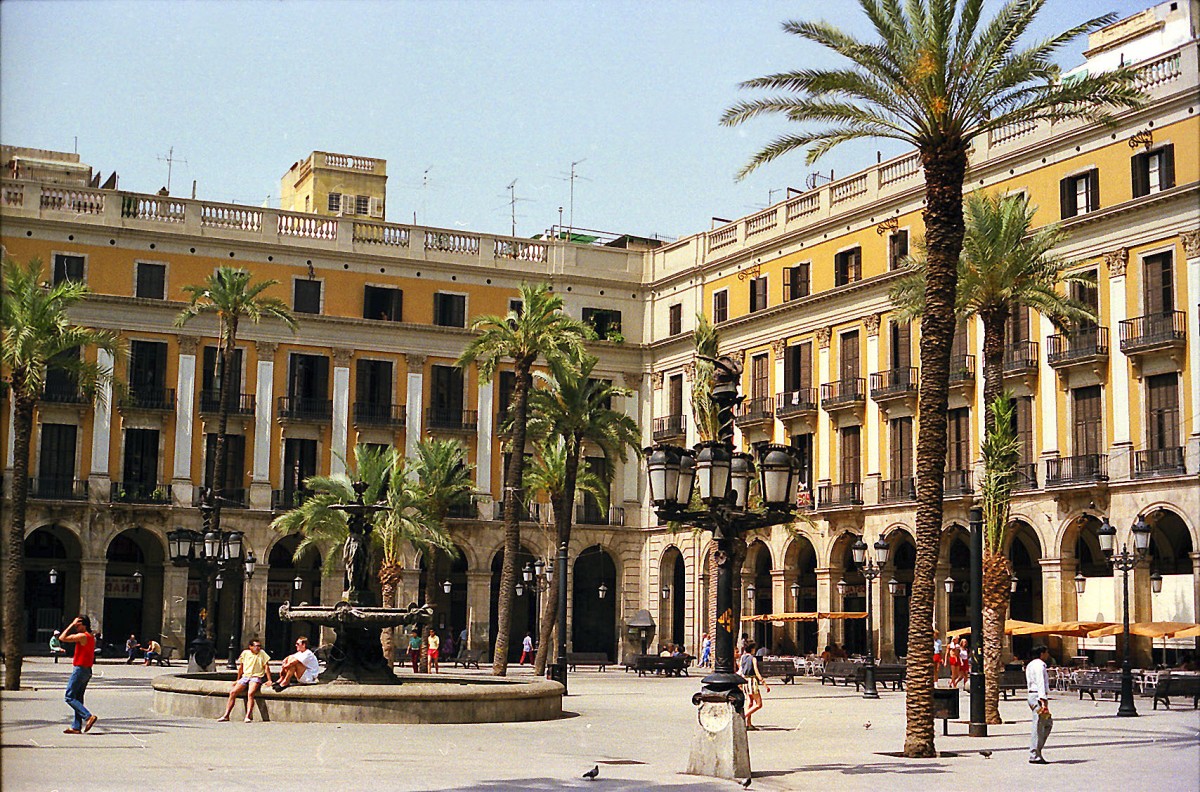 Plaa de Catalunya  in Barcelona. Aufnahme: Juli 1986 (digitalisiertes Negativfoto).