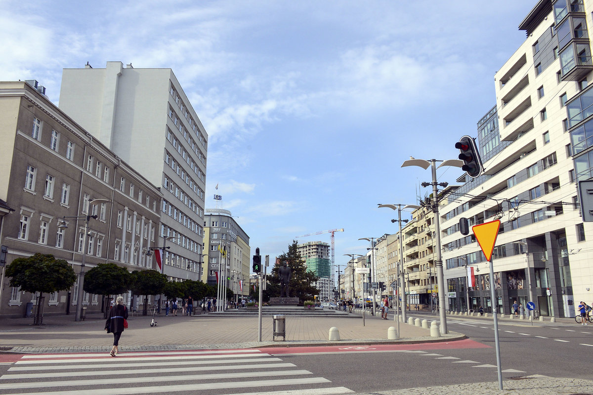 Plac Kaszubski in Gdynia (Gdingen). Die wichtigste Hafenstadt der Zweiten Polnischen Republik wurde in den 1930er Jahren mit ber 100.000 Einwohnern zur Grostadt. Whrend des Zweiten Weltkriegs wurde das whrend dieser Zeit Gotenhafen genannte Gdingen als bedeutender Sttzpunkt der deutschen Kriegsmarine durch britische und US-amerikanische Luftangriffe erheblich zerstrt. Heute steht Gdynia mit rund 250.000 Einwohnern auf dem zwlften Rang der grten Stdte Polens.
Aufnahme: 15. August 2019.