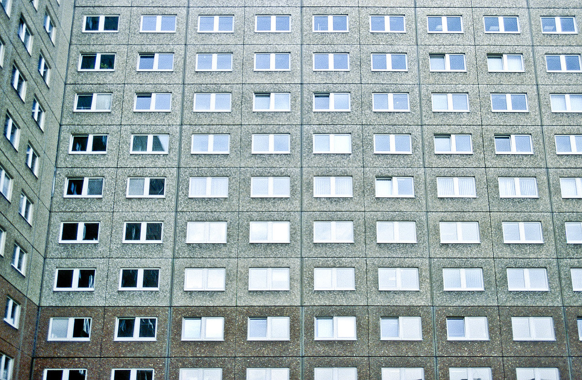 Plattenbau in Berlin-Lichtenberg. Bild vom Dia.Aufnahme: Juni 2001.