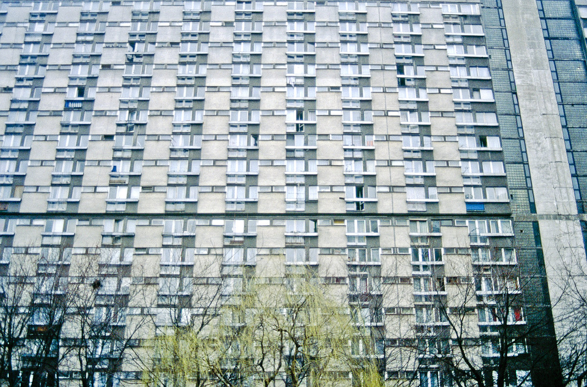 Plattenbau in Warschau (Warszawa). Bild vom Dia. Aufnahme: April 1992.