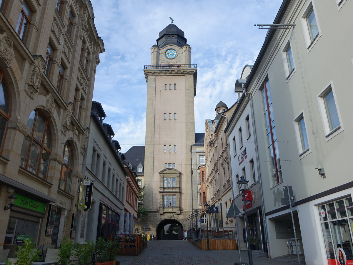 Plauen, Turm des neuen Rathaus und Huser in der Rathausstrae (12.08.2023)