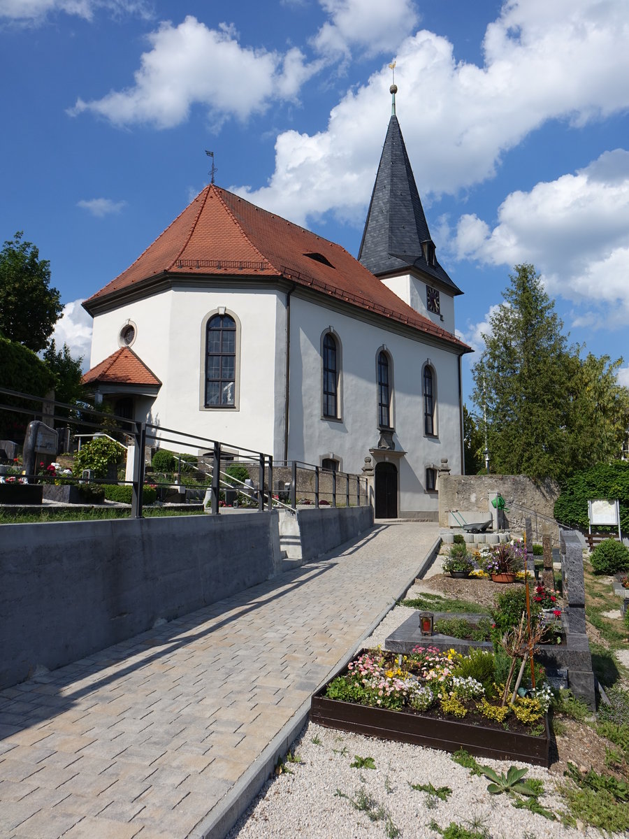 Plech, Ev. Pfarrkirche St. Susannae,  Chorturmkirche mit Walmdach und Spitzhelm, erbaut von 1779 bis 1782 (21.05.2018)
