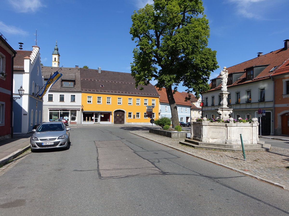 Pleystein, Brunnen am Marktplatz, Brunnensule mit Immaculata-Figur von 1923 (20.05.2018)