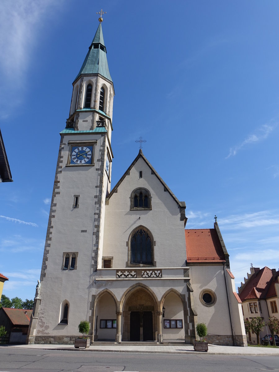 Pleystein, katholische Pfarrkirche St. Sigismund, neugotische dreischiffige Basilika mit Steil- und Pultdchern, eingezogener, fnfseitig geschlossener Chor, Flankenturm mit Spitzhelm, erbaut von 1902 bis 1904 von Heinrich Hauberrisser und Joseph Koch (20.05.2018)