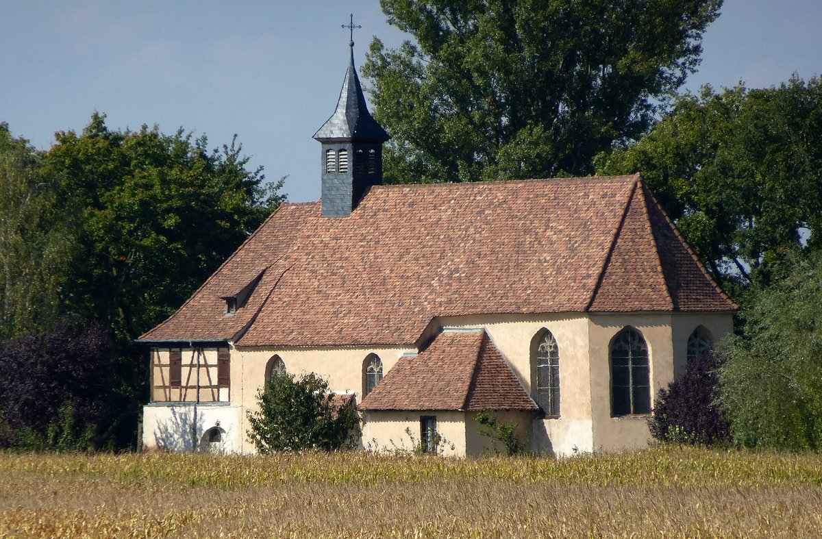 Plobsheim im Elsa, auerhalb des Ortes, am Rhein-Rhone-Kanal, steht die gotische Kapelle  Unsere Liebe Frau zur Eiche , erbaut 1451, ist die Wallfahrtskapelle der Straburger Bckerzunft, Sept.2017