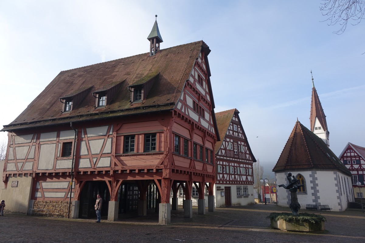 Plochingen, Altes Rathaus von 1530, Frhmesserhaus und St. Ottilien Kapelle am Marktplatz (18.01.2015)