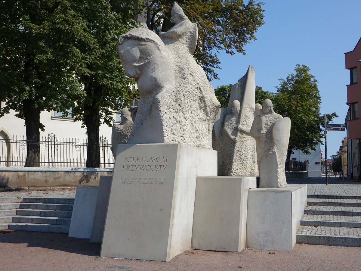 Plock, Denkmal fr Boleslaw III.  vor der St. Bartholomus Kirche (07.08.2021)