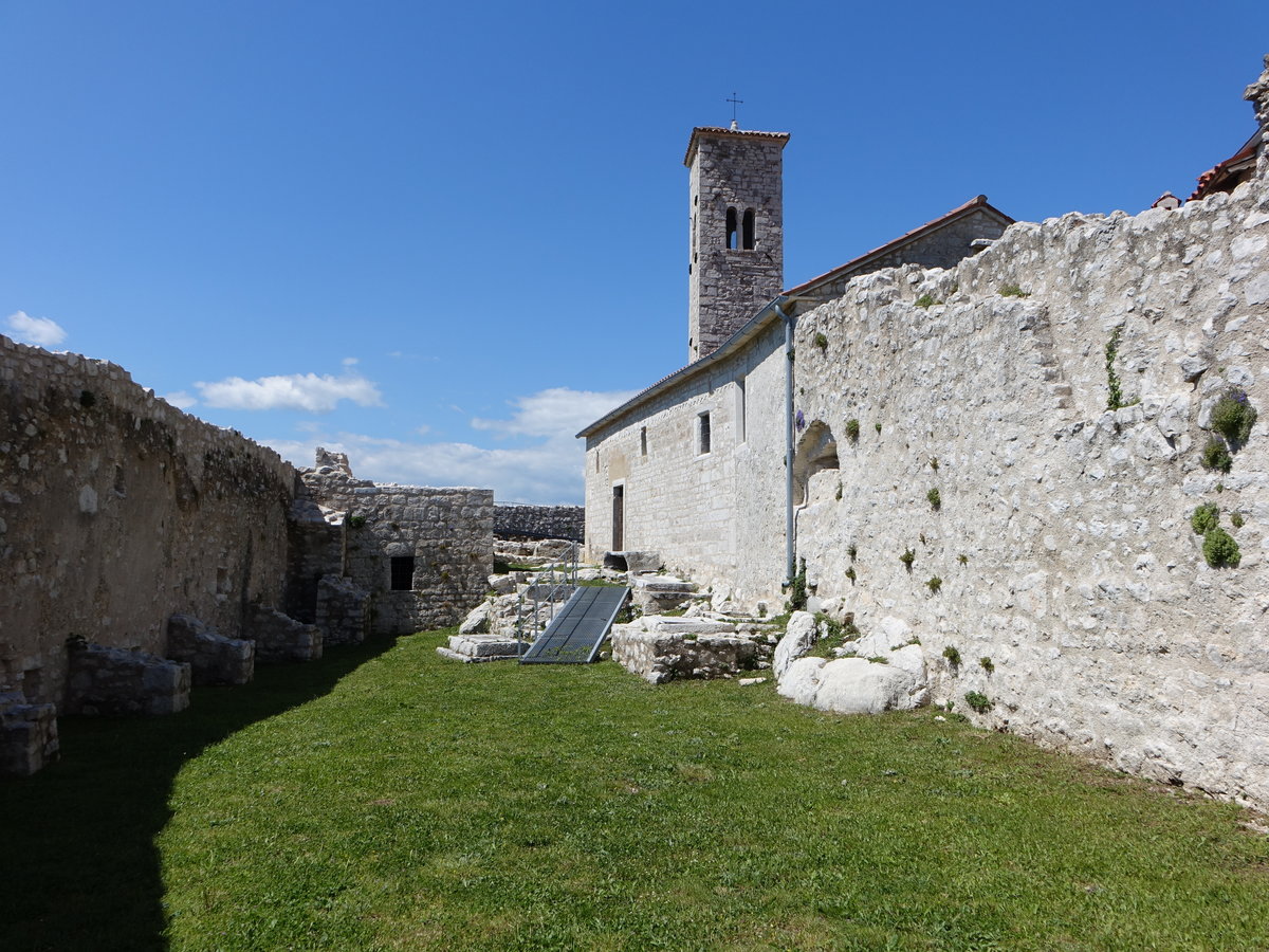Plomin, romanische Pfarrkirche Sv. Juraj Stari, erbaut im 11. Jahrhundert (29.04.2017)