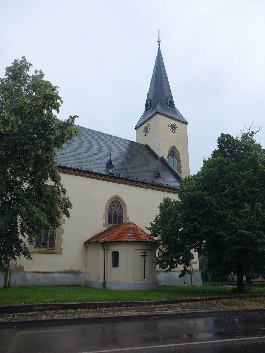 Podebrady / Podiebrad, Pfarrkirche Hl. Kreuz in der Palackeho Strae, erbaut von 1875 bis 1898 (29.06.2020)