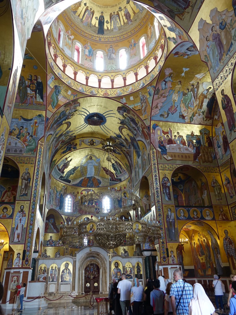 Podgorica, Innenraum der Auferstehungskathedrale, den Innenraum schmcken Fresken, Ikonen, Mosaiken, Steinplastiken und Holzschnitzereien (19.09.2015)