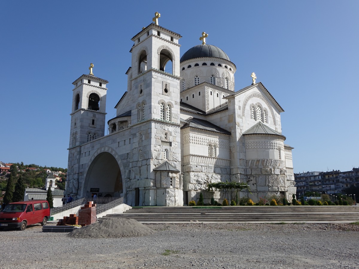 Podgorica, Kathedrale der Auferstehung Christi, erbaut von 1993 bis 2013 durch die Architekten Predrag Ristić und Jovan Popović, 36 Meter hohe Kuppel (19.09.2015)