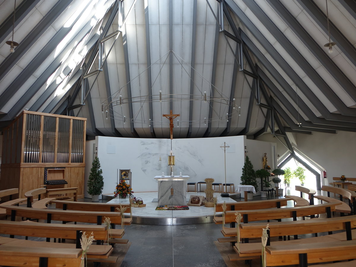 Pdeldorf, Innenraum der kath. Pfarrkirche Hl. Geist, erbaut von 1988 bis 1990 (13.10.2018)