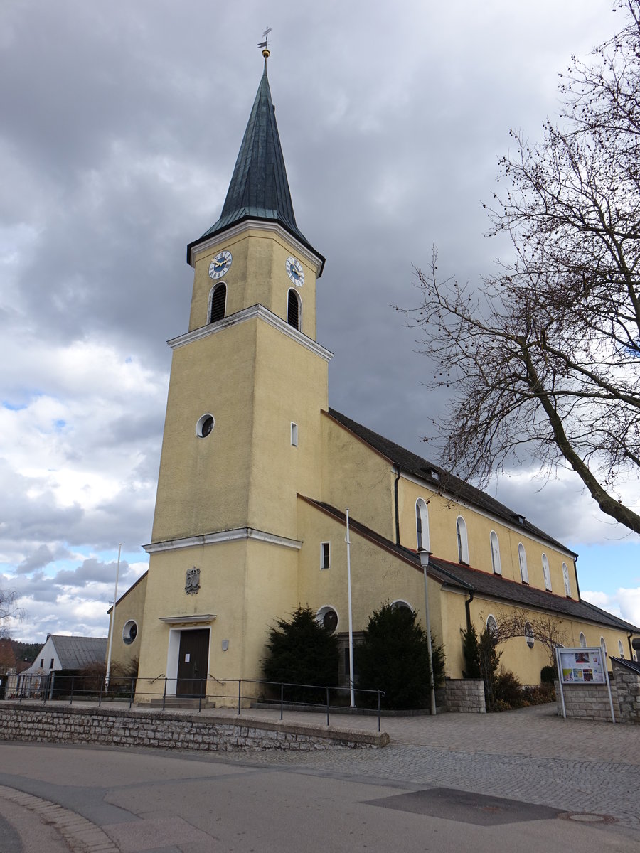 Plling, Pfarrkirche St. Martin, Dreischiffige Basilika mit eingezogenem, dreiseitigem Chor und westlichem Fassadenturm, erbaut von 1934 bis 1936 nach Plnen von Friedrich Haindl (05.03.2017)