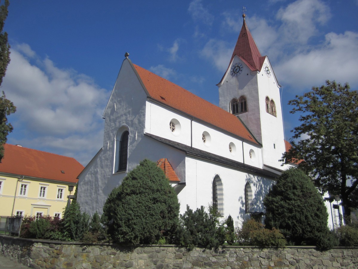 Pls, romansiche Maria Himmelfahrt Kirche, erbaut im 12. Jahrhundert, dreischiffige Pfeillerbasilika mit Querschiff (03.10.2013)