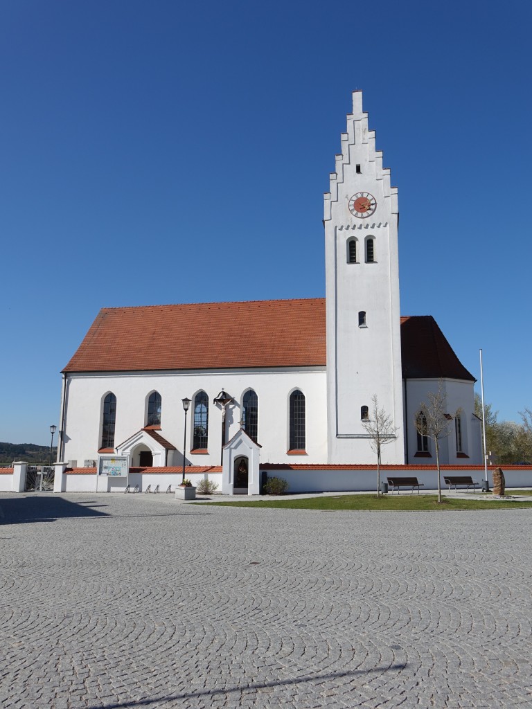 Prnbach, St. Johannes Kirche, Saalkirche mit Steilsatteldach, Chor und Turm sptgotisch um 1485, Langhaus von 1902 (15.04.2015)