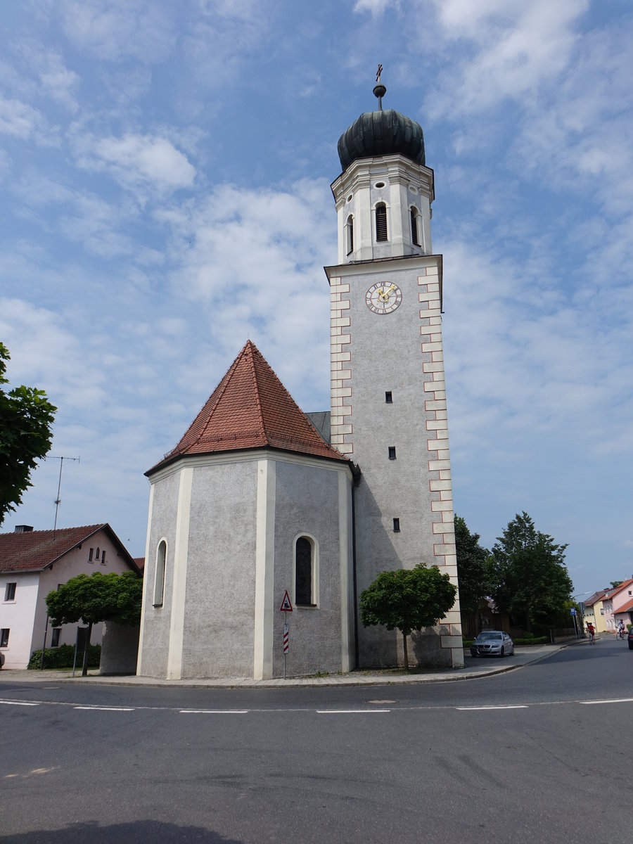 Psing, kath. Pfarrkirche St. Vitus, Traufstndiger Saalbau mit eingezogenem Chor, Chorflankenturm mit Zwiebelhaube, barockisiert im 18. Jahrhundert (03.06.2017)
