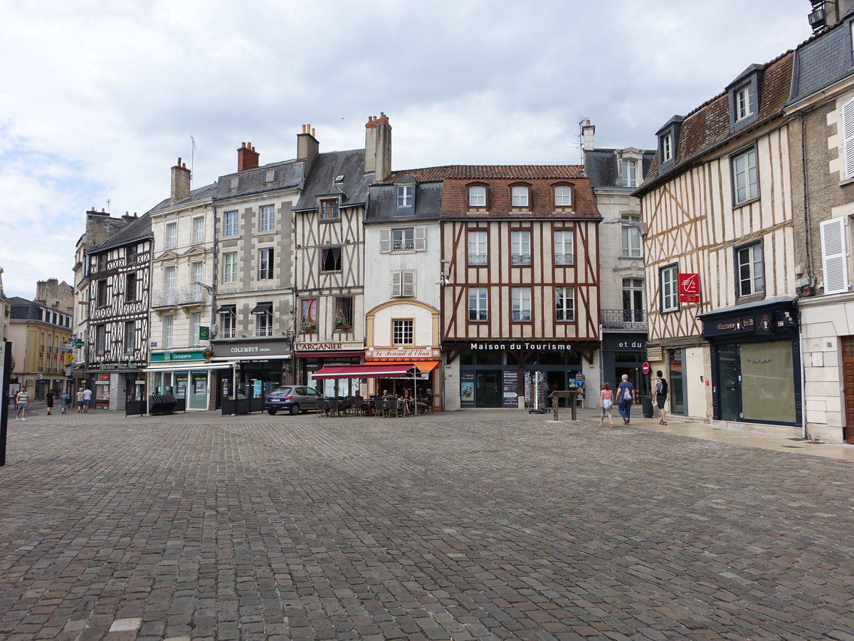 Poitiers, Fachwerkhuser am Place Charles de Gaulle (09.07.2017)