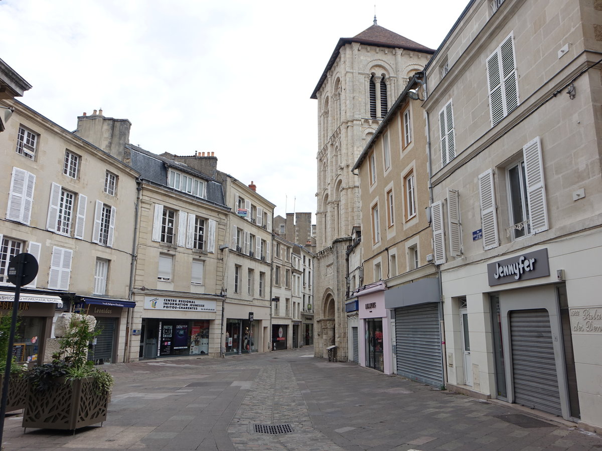 Poitiers, Huser und St. Porchaire Kirche in der Rue Gambetta (09.07.2017)