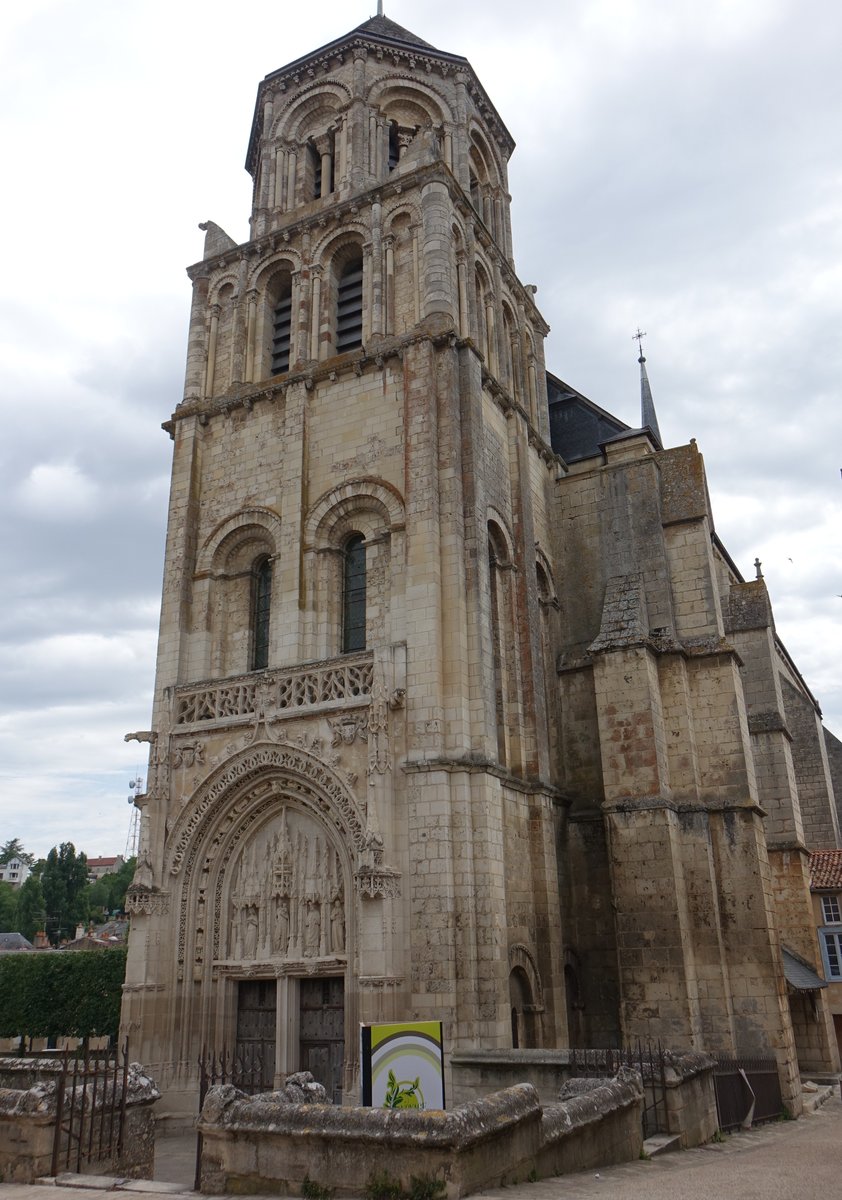 Poitiers, Kirche Sainte-Radegonde, Chor und Turm romanisch, Langhaus gotisch, Chor erbaut im 11. Jahrhundert (09.07.2017)