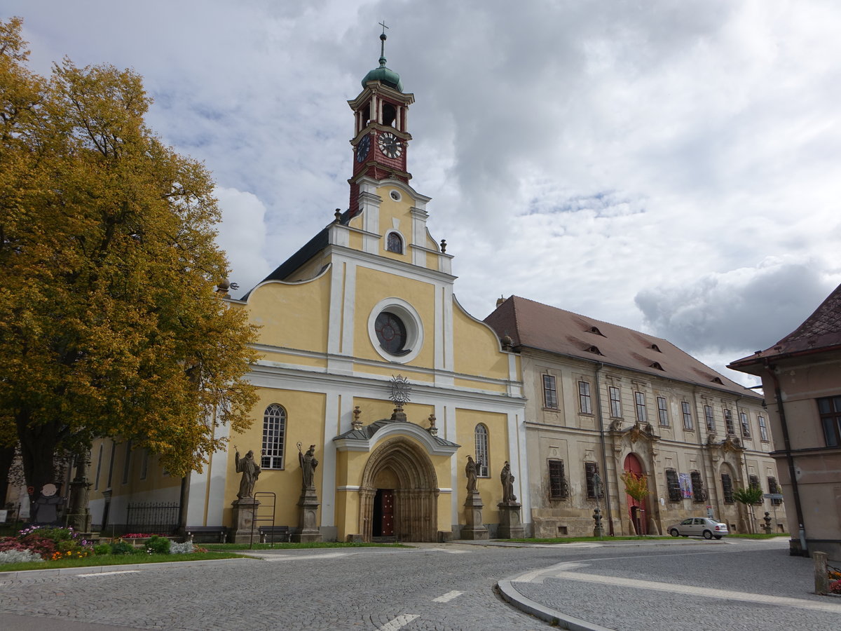 Police nad Metuji / Politz an der Mettau, dreischiffige Klosterkirche Mari Himmelfahrt, erbaut bis 1294,  die barocke West-Fassade erbaute 1723 Kilian Ignaz Dientzenhofer (29.09.2019)