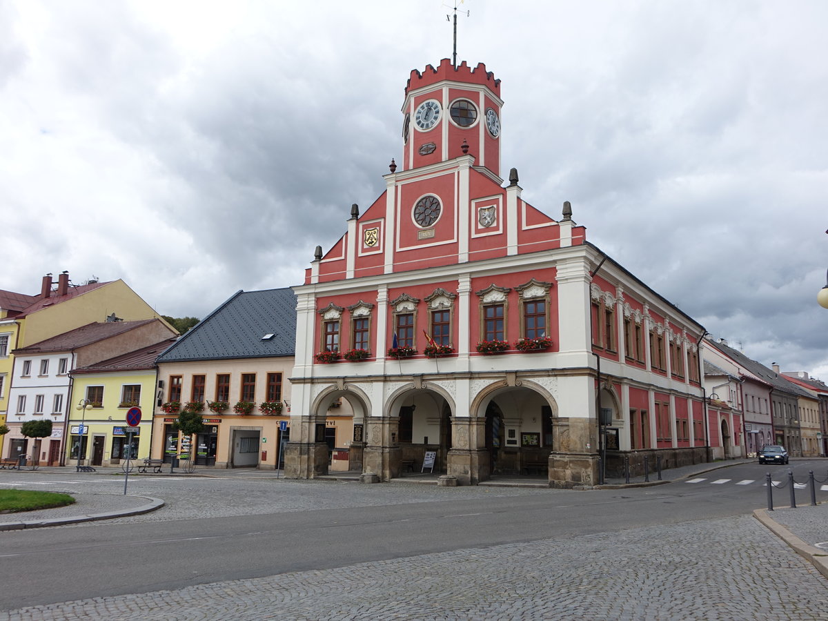 Police nad Metuji / Politz an der Mettau, Rathaus, erbaut im 18. Jahrhundert (29.09.2019)