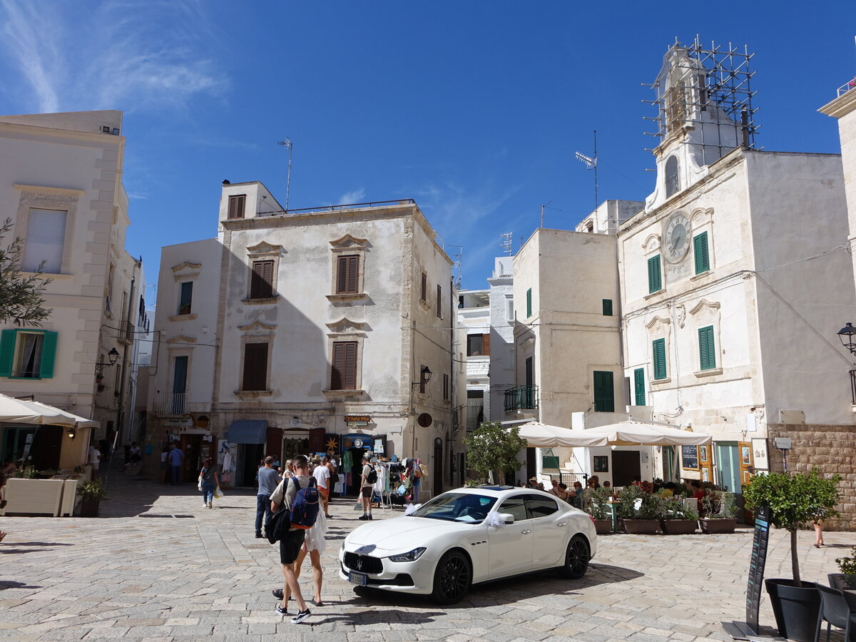 Polignano a Mare, Rathaus an der Piazza Vittorio Emanuele (28.09.2022)