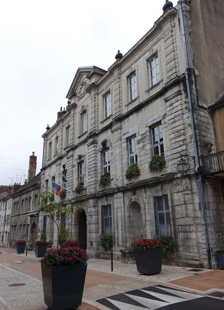 Poligny, Rathaus in der Grande Rue, erbaut 1673 (17.09.2016)