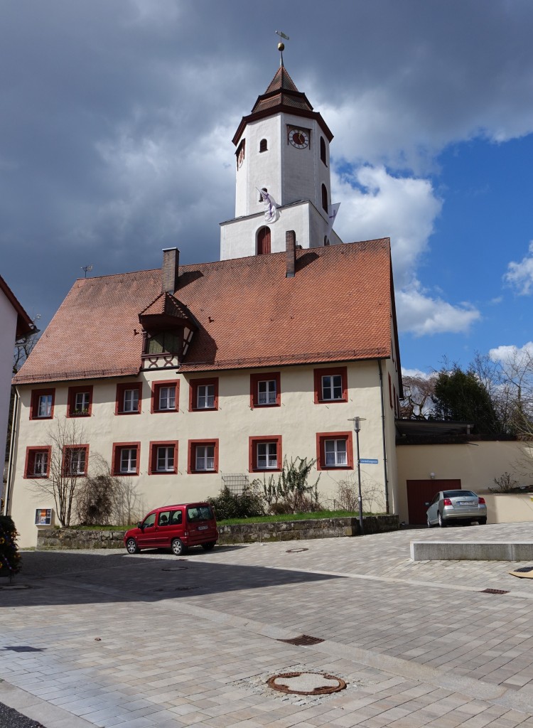 Pommelsbrunn, Ev. St. Lorenz Kirche und Pfarrhaus am Kirchplatz, Chorturm 14. Jahrhundert, Langhaus erbaut von 1726 bis 1731 (05.04.2015)