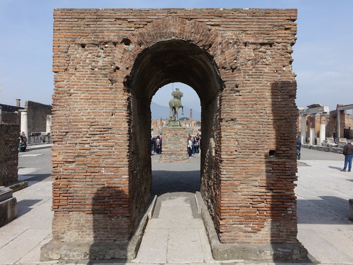 Pompei, kleiner Triumpfbogen und Statue am Forum (24.02.2023)
