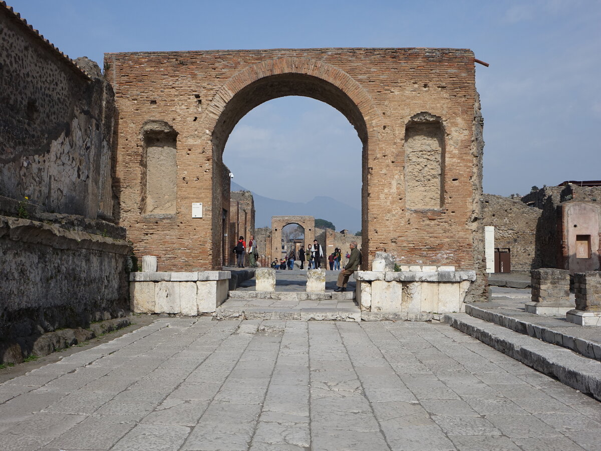 Pompei, zwei Triumpfbogen in der Via del Foro (24.02.2023)