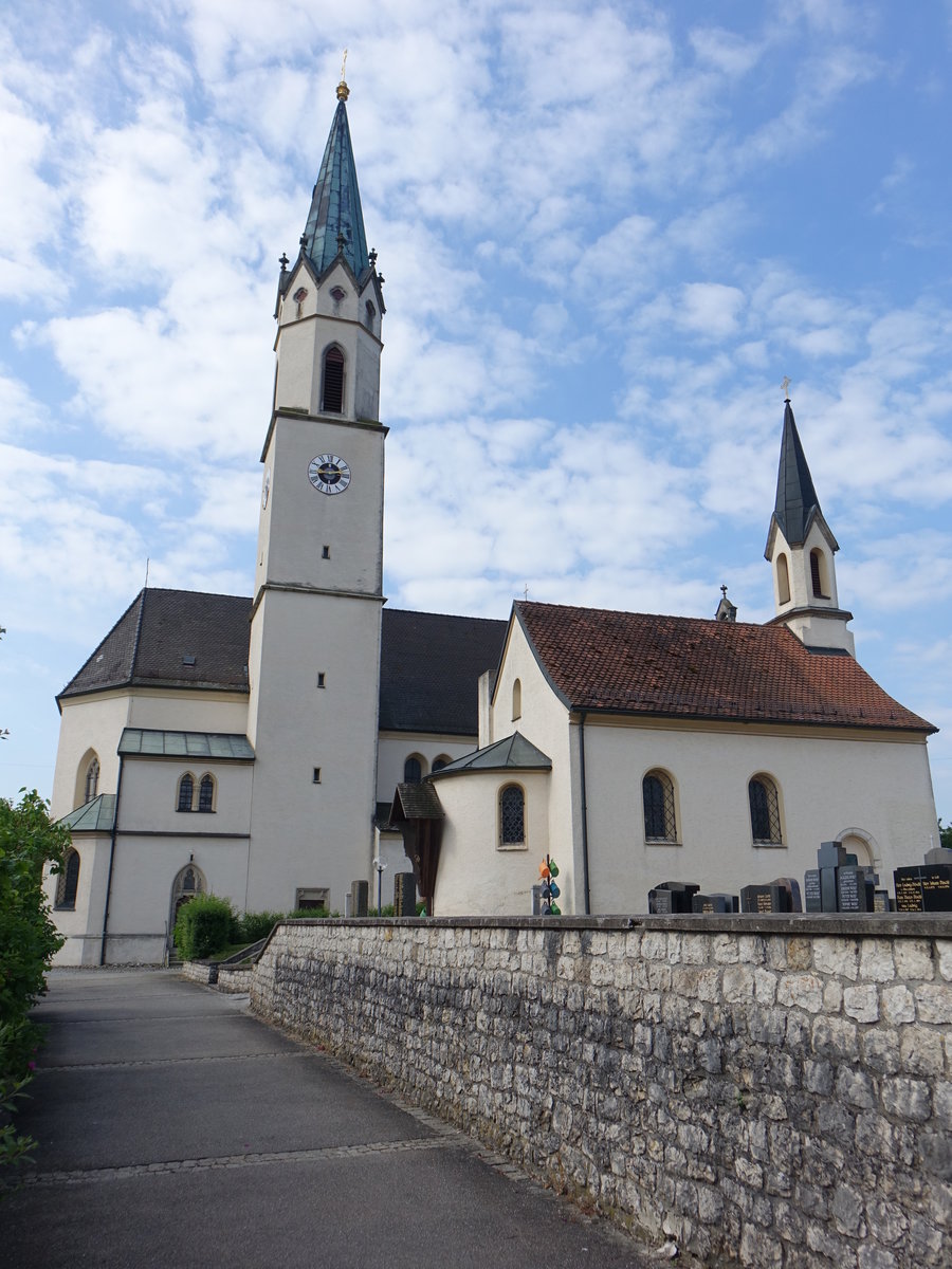 Pondorf, kath. Pfarrkirche Maria Himmelfahrt und Seelenkapelle, neugotische Basilika, erbaut von 1894 bis 1897, Kapelle erbaut 1591 (02.06.2017)