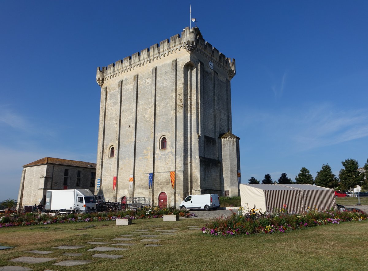Pons, Donjon, 30 Meter hoher mittelalterlicher Wehrturm, erbaut  1187 von Gottfried III. (24.07.2018)