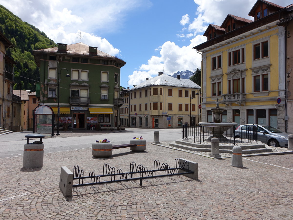 Pontebba, Huser an Piazza Dante Alighiehri (05.05.2017)