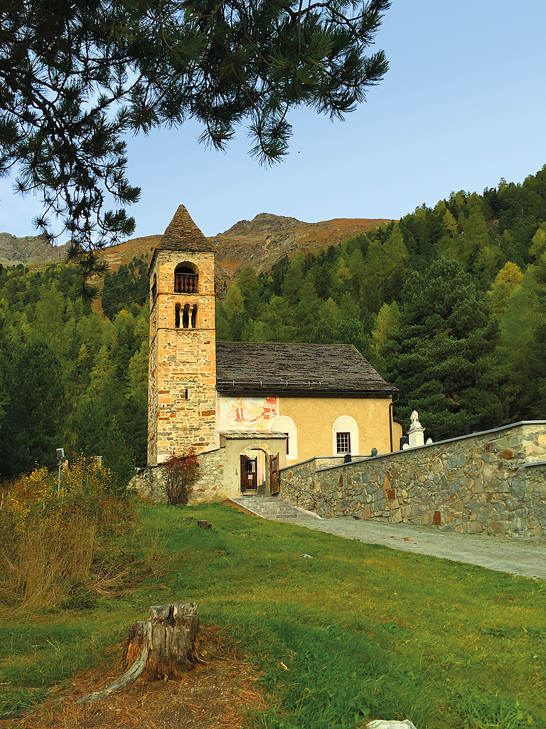 Pontresina, Kirche Sta. Maria. Turm romanisch. Berhmt ist das Gebude wegen der Fresken aus dem 12. und 15. Jahrhundert. Aufnahme vom 05. Okt. 2015, 16:57