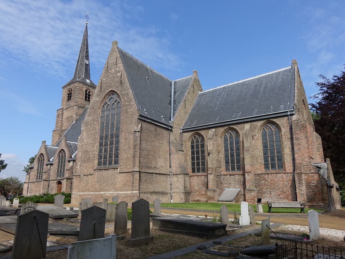 Poortugaal, Ref. Kirche, Kreuzkirche mit schlankem Turm, erbaut im 16. Jahrhundert (11.05.2016)