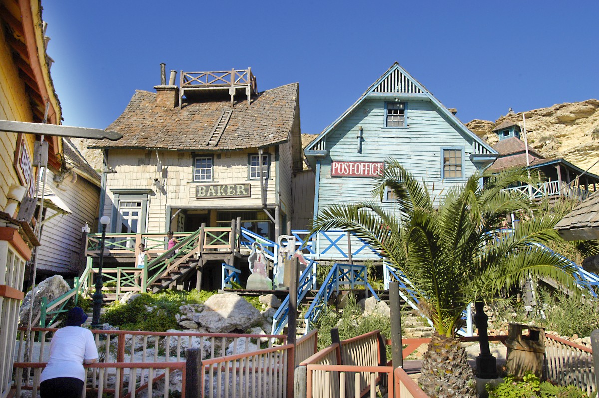 Popeye Village, auch bekannt als Sweethaven Village, ist eine Kulissenstadt auf Malta, die der Regisseur Robert Altman 1979 fr den Film Popeye – Der Seemann mit dem harten Schlag aufbauen lie. Heute wird der Ort als Freizeitpark genutzt. Aufnahme: Oktober 2006.